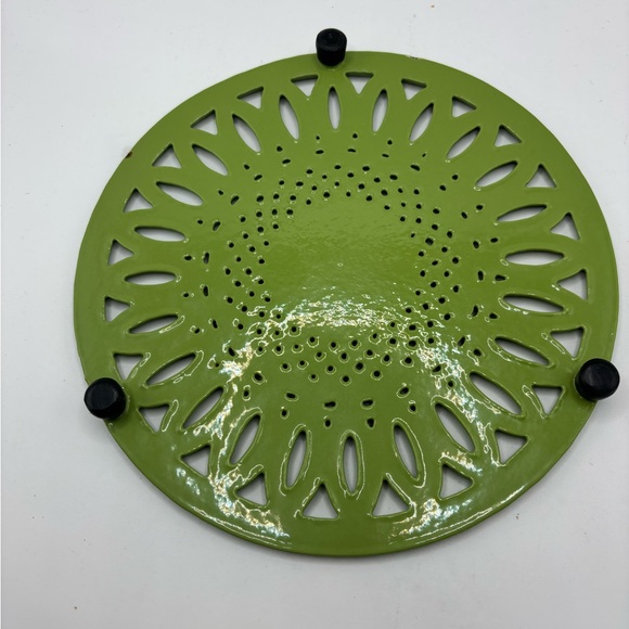 Vintage Green Enamel Cast Iron Trivet Sunburst Daisy Retro Kitchen Decor 7.5” - Picture 2 of 3